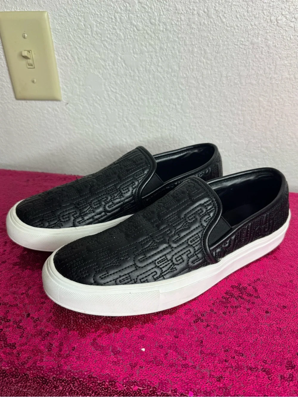 2/for $20 🪩 JUICY COUTURE Black Quilted Logo Slip-On Sneakers (Women’s 7)